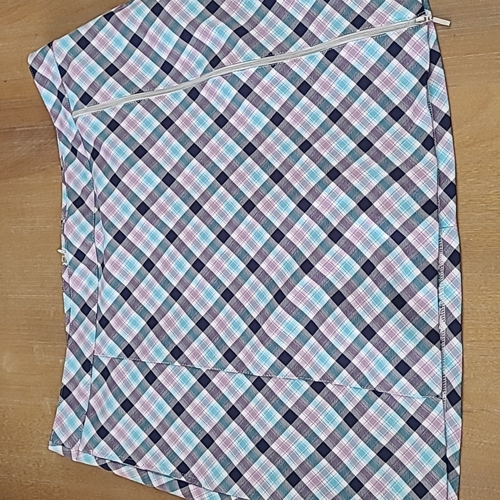 Lady Hagen Plad Golf Skirt with Shorts Underneath and Zipper Detail Size 14
